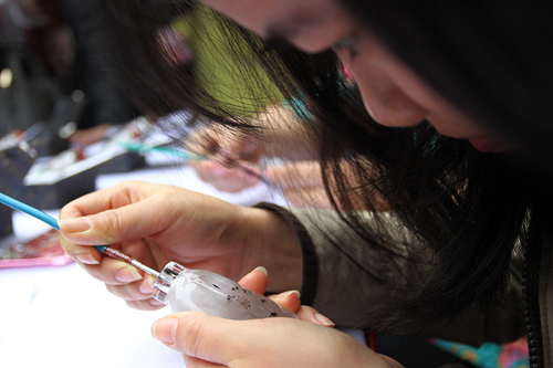 Tròn mắt xem vẽ tranh ngược trong lọ thủy tinh ở HN - 6