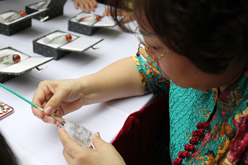 Tròn mắt xem vẽ tranh ngược trong lọ thủy tinh ở HN - 3