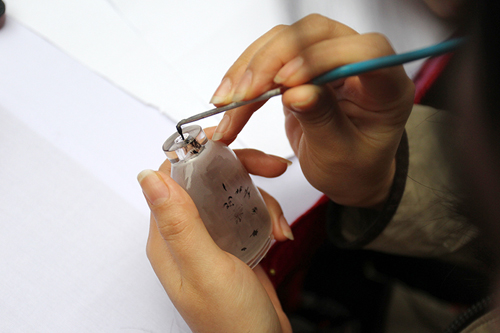 Tròn mắt xem vẽ tranh ngược trong lọ thủy tinh ở HN - 7