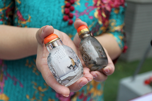 Tròn mắt xem vẽ tranh ngược trong lọ thủy tinh ở HN - 4