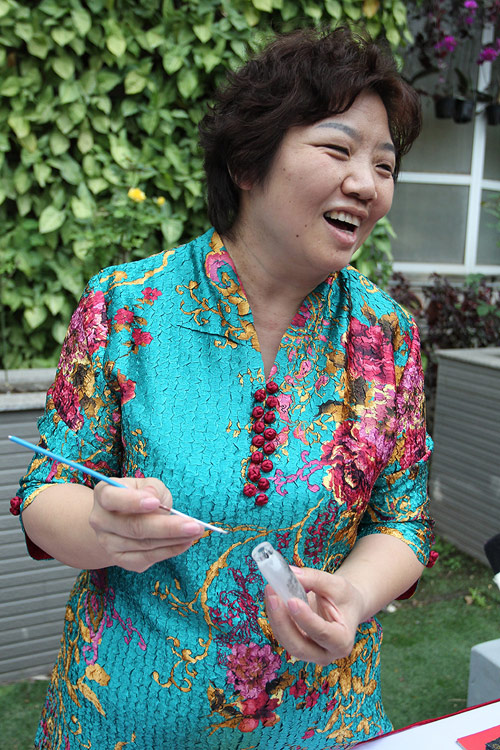 Tròn mắt xem vẽ tranh ngược trong lọ thủy tinh ở HN - 5