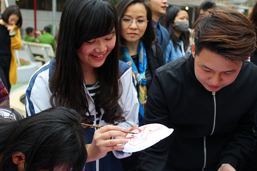 Tròn mắt xem vẽ tranh ngược trong lọ thủy tinh ở HN - 9