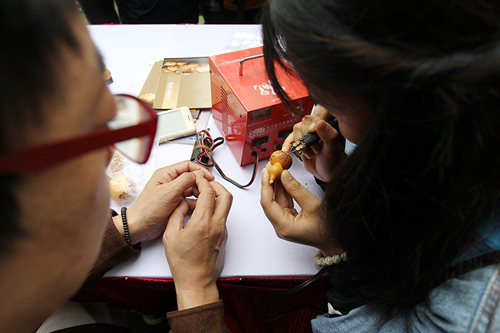 Tròn mắt xem vẽ tranh ngược trong lọ thủy tinh ở HN - 11