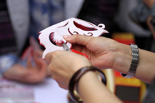 Tròn mắt xem vẽ tranh ngược trong lọ thủy tinh ở HN - 10