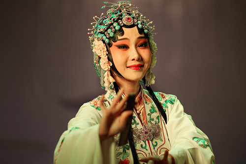 Tròn mắt xem vẽ tranh ngược trong lọ thủy tinh ở HN - 14