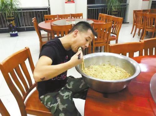 Chàng lính cứu hỏa nổi tiếng nhờ "tô mì khổng lồ" giờ ra sao? - 2