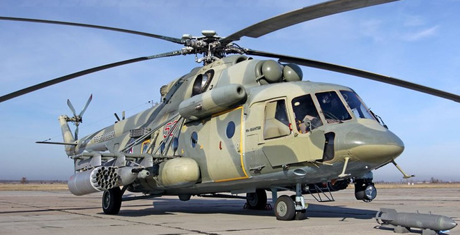 Trực thăng Mi-8 bất ngờ hạ cánh giữa cao tốc để hỏi đường - 1