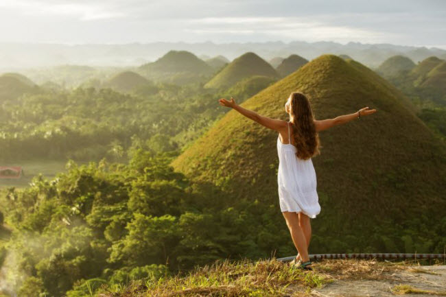 1. Những ngọn đồi Sô-cô-la trên đảo Bohol: Hơn 1.000 ngọn đồi đá vôi tạo nên cảnh đẹp mê hồn trên hòn đảo Bohol, Philippines. Chúng được bao phủ bởi lớp cỏ xanh mướt đặc biệt vào mùa mưa.