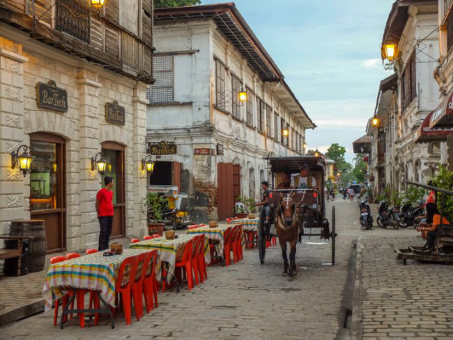 4. Trở về quá khứ tại thành phố Vigan: Philippines từng bị Tây Ban Nha đô hộ  suốt 300 năm và thành phố Vigan là nơi vẫn còn lưu giữ được nhiều công trình kiến trúc trong thời kỳ này.