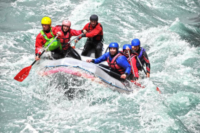 5. Chèo thuyền mạo hiểm trên sông Cagayan de Oro: Nếu bạn sẵn sàng cho một hành trình khám phá mạo hiểm ở Philippines, hãy trải nghiệm hoạt động chèo thuyền mạo hiểm trên sông Cagayan de Oro. Dòng chảy này có 20 đoạn dốc khác nhau, nhưng các hướng dẫn viên kinh nghiêm luôn đảm bảo an toàn cho bạn.