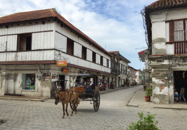 Thành phố cổ Vigan đã được tổ chức UNESCO công nhận là di sản thế giới. Thuê một chiếc xe ngựa, bạn có thể ngắm các công trình kiến trúc mang phong cách Tây Ban Nha dọc các con phố lát đá cuội.