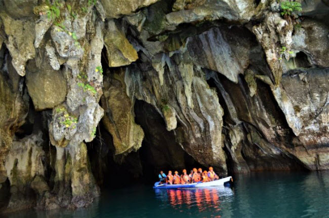 Khi khám phá dòng sông ngầm Puerto Princesa bằng thuyền, du khách có cơ hội chiêm ngưỡng các cấu trúc đá vôi hình thành qua hàng nghìn năm. Hang động cũng là nơi sống của nhiều loài động vật bao gồm dơi.