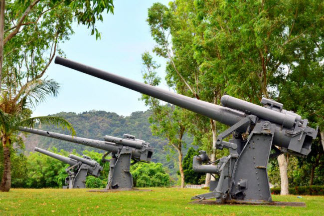 10. Tìm hiểu về chiến tranh thế giới thứ hai trên đảo Corregidor: Đảo Corregidor từng là nơi đóng quân của quân đội Mỹ và Philippines để chống lại phát xít Nhật trong cuộc chiến tranh thế giới thứ hai. Nơi đây hiện vẫn còn lưu giữa được nhiều chứng tích như các khẩu pháo hạng nặng hay các tòa nhà từng được sử dụng làm bệnh viện và trại lính.