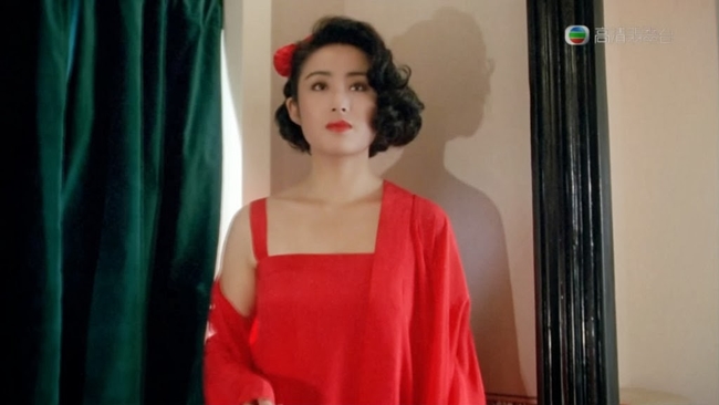 Hình ảnh nàng "Mộng La" Trương Mẫn ăn vận gợi cảm với bộ đồ ngủ màu đỏ để lại ấn tượng sâu sắc với khán giả.