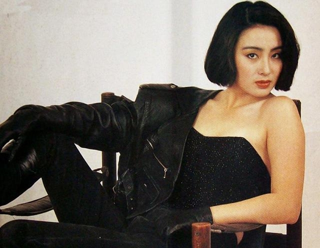 Cùng với Khâu Thục Trinh, Trương Bá Chi, Chu Ân... cô là một trong những diễn viên đắt giá nhất Hong Kong những năm 90.