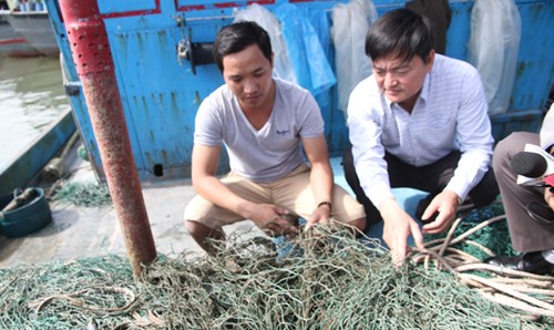 Điều tra hiện tượng “bùn lạ” như keo mắc lưới ngư dân Quảng Trị - 2