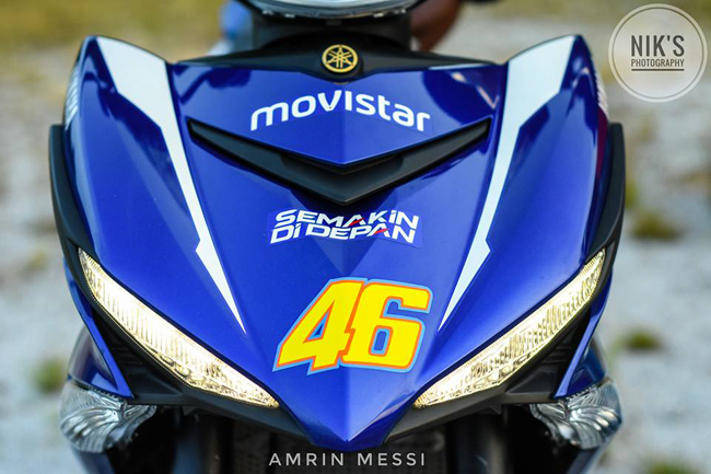 Mặt trước nổi bật với số 46 huyền thoại của tay đua Valentino Rossi đội Movistar Yamaha.