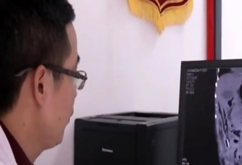 Cô gái nuốt 7 chiếc bàn chải vì bị cha mẹ ép duyên - 2