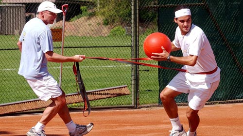 Federer & bí quyết siêu cường: Ông lão &#34;trong bóng đêm&#34; - 2