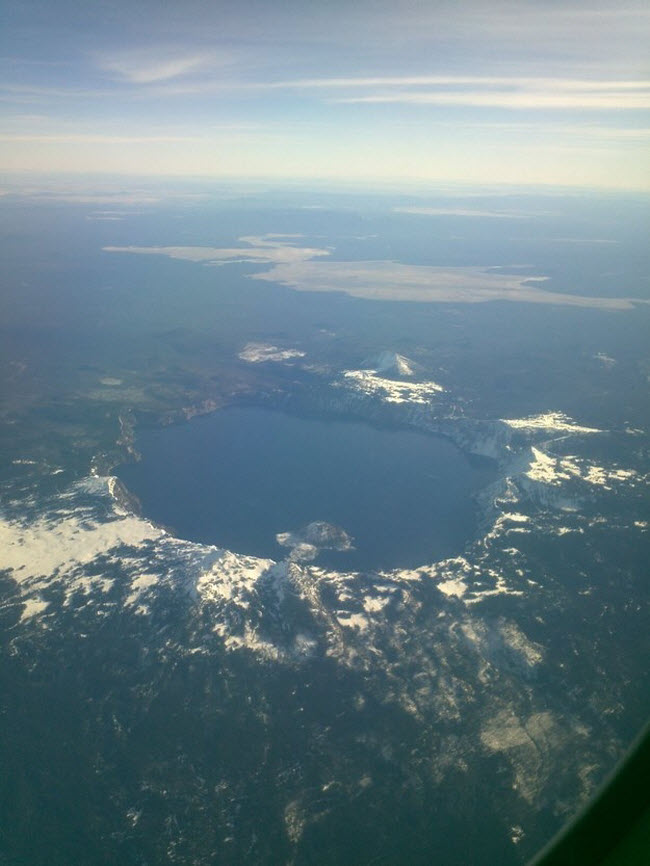 Hồ Crater ở Mỹ nhìn từ trên bầu trời.