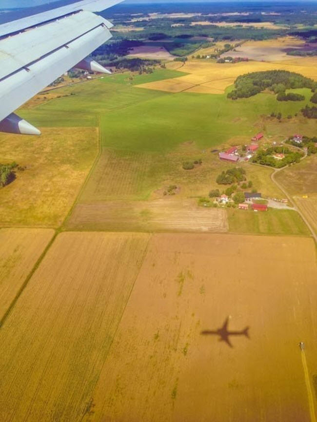 Máy bay in bóng xuống cánh đồng, trong khi đang di chuyển tới Stockholm, Thụy Điển.