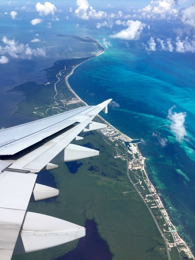 Máy bay di chuyển trên bầu trời Cancun, Mexico.