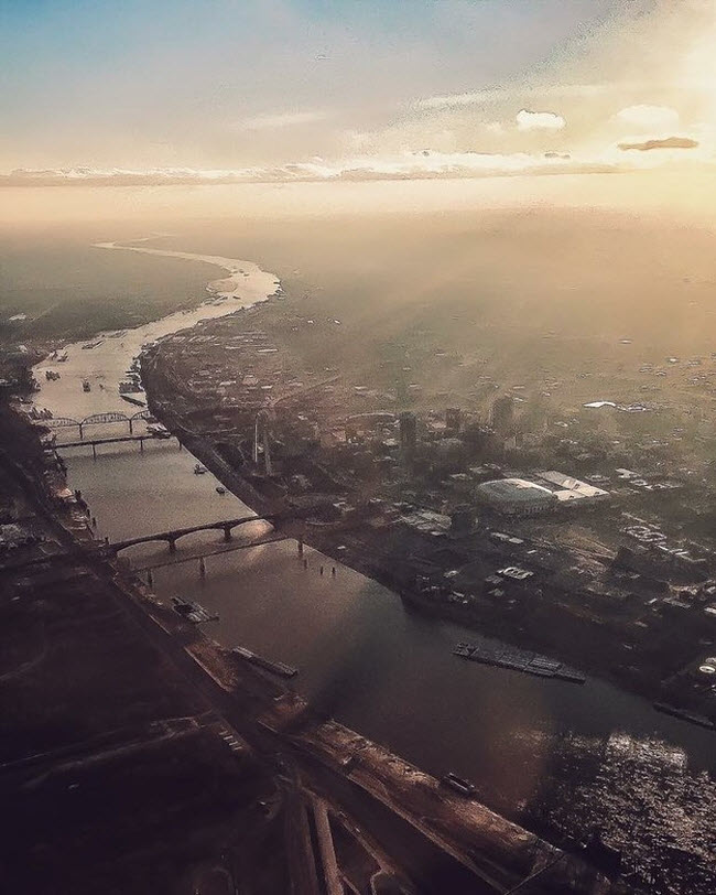 Dòng sông chảy uốn lượn qua thành phố St. Louis, bang Missouri, Mỹ.