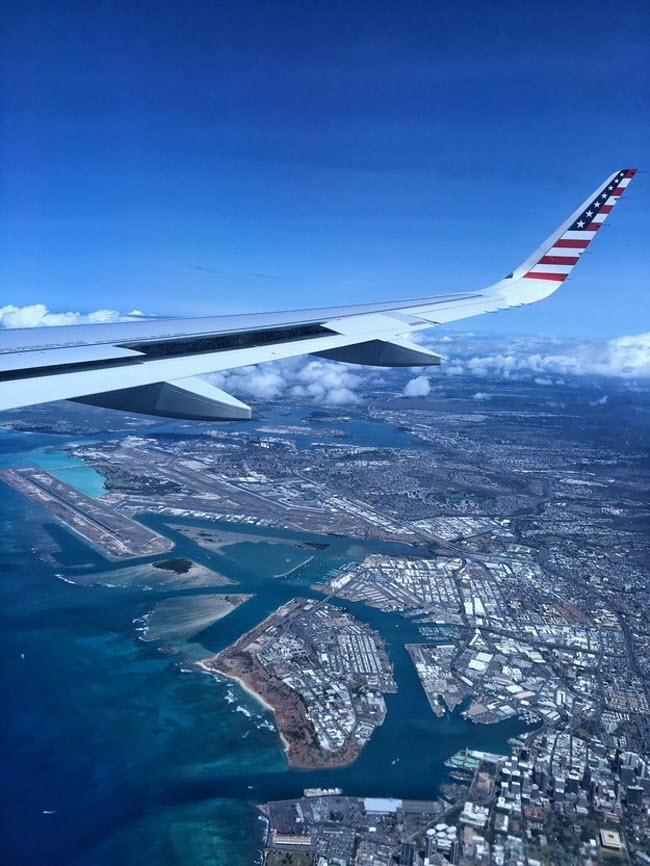 Máy bay chuẩn bị hạ cánh xuống thành phố Honolulu, Hawaii.