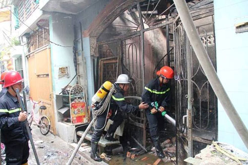 Nhà trong hẻm bốc cháy dữ dội, nhiều người tháo chạy - 1