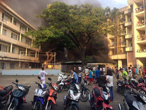 Nhà xe KTX Đại học Y Dược TP.HCM phát hỏa, sinh viên hoảng hồn - 1