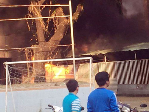 Nhà xe KTX Đại học Y Dược TP.HCM phát hỏa, sinh viên hoảng hồn - 2