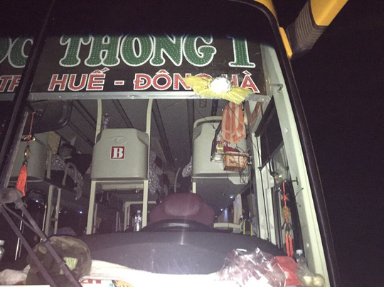 Bị lóa mắt, thanh niên cầm đá ném nhiều xe ô tô - 2