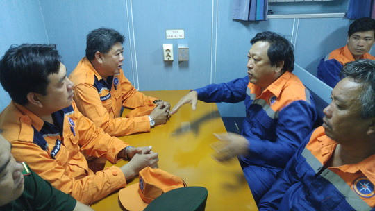 Cứu 8 thuyền viên bị sóng đánh chìm ngoài biển Vũng Tàu - 1