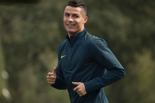 Chụp ảnh đăng Facebook, Ronaldo kiếm 400 triệu bảng - 1