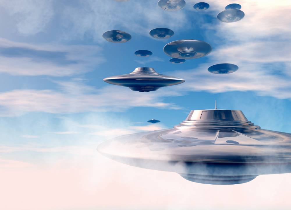 Video: Phi đội UFO bất ngờ bay qua trạm vũ trụ ISS? - 1