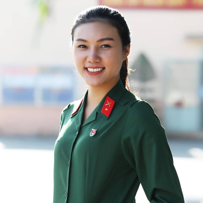 Trong Lễ giao quân ngày 16.2 vừa qua tại Tp. Hồ Chí Minh, năm cô gái xinh đẹp tình nguyện tham gia nhập ngũ gây chú ý dư luận. Một trong năm bóng hồng nổi bật nhất đó là Trần Thị Giao Linh – Á khôi 1 duyên dáng Áo dài 2016.