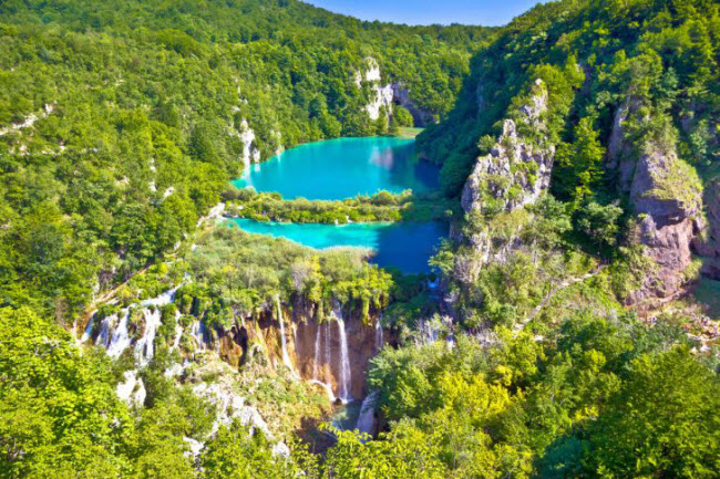 1. Khám phá vườn quốc gia Plitvice: Một trong những địa điểm có phong cảnh đẹp nhất ở Croatia là vườn quốc gia Plitvice, với 16 hồ trong xanh kết nối với nhau và xen giữa chúng là các thác nước đẹp như mơ.