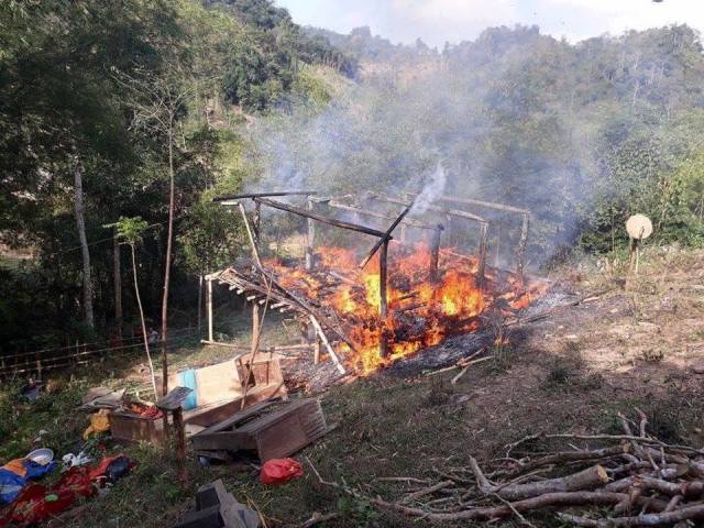 Lửa thiêu căn nhà, đôi vợ chồng tật nguyền thoát chết - 1