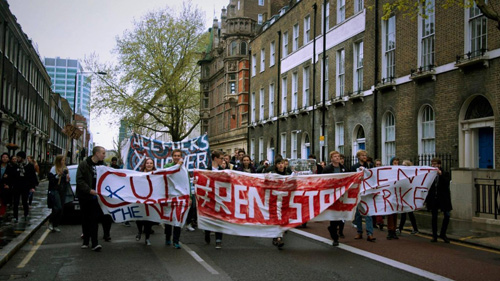 Sinh viên Anh biểu tình phản đối giá thuê ký túc xá “cắt cổ” - 1