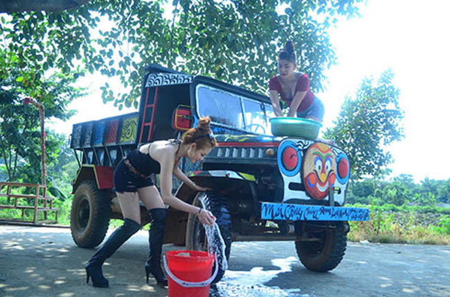 Hình ảnh người đẹp sinh năm 1990 gốc Hà Thành vất vả rửa xe trong phim Tết.