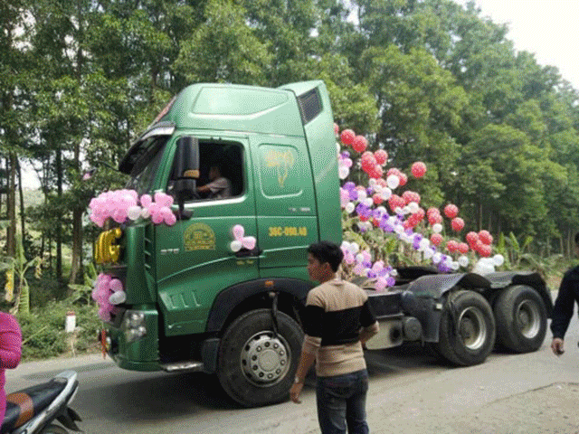 Xôn xao màn rước dâu độc đáo bằng xe đầu kéo ở Thái Nguyên