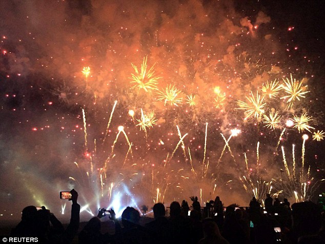 Trump cấm người Hồi giáo, con trai sang Ả Rập mở sân gôn - 2