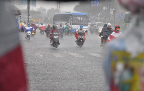 Sài Gòn bất ngờ mưa như trút nước giữa mùa khô - 1
