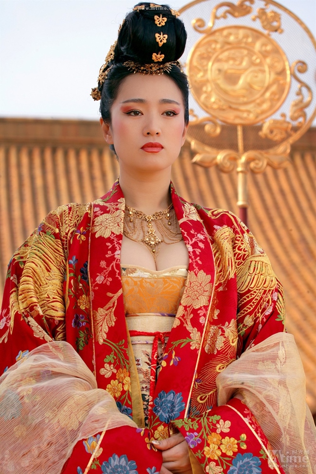 Minh tinh hàng đầu Trung Quốc – Củng Lợi không ngại “hở” khi đóng phim của Trương Nghệ Mưu.