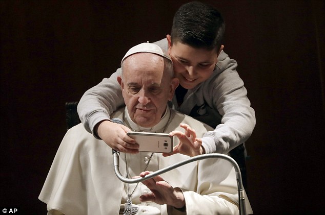 Cậu bé 7 tuổi gây bất ngờ khi xin selfie với Giáo hoàng - 1