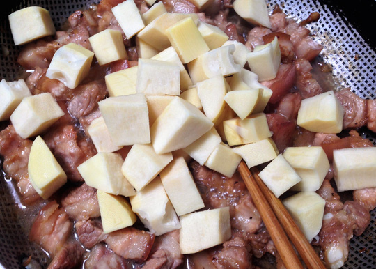 Thịt kho măng chồng làm mang cả hương vị hạnh phúc - 4