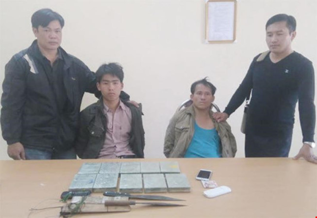 Bắt 2 người vận chuyển 10 bánh heroin từ Lào về VN - 1