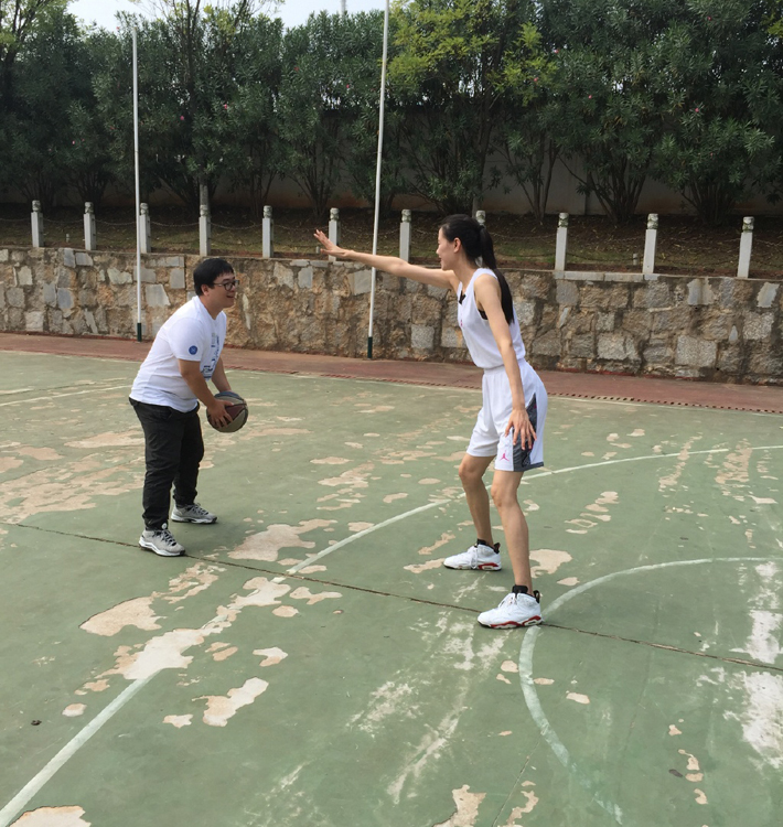 Chân dài 2 mét xinh đẹp thổ lộ &#34;lắm mối, tối nằm không&#34; - 4