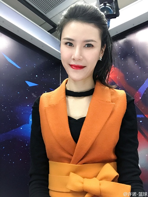 Chân dài 2 mét xinh đẹp thổ lộ &#34;lắm mối, tối nằm không&#34; - 8