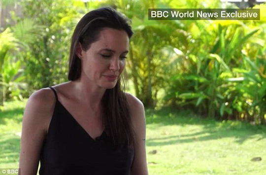 Angelina Jolie rơi nước mắt nói chuyện ly hôn Brad Pitt - 1